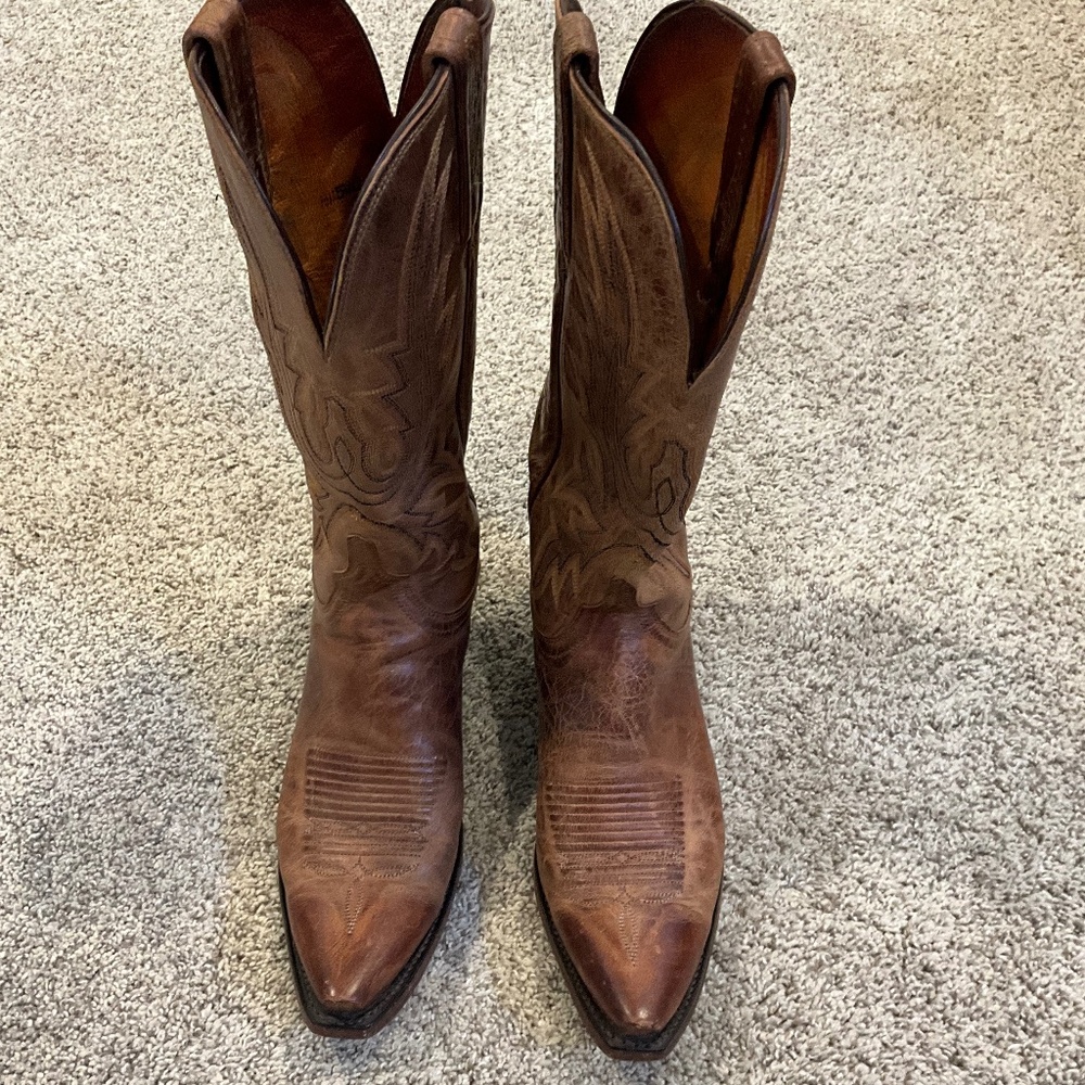Lucchese women’s Savannah Snip toe Cowboy Boots size 8.5